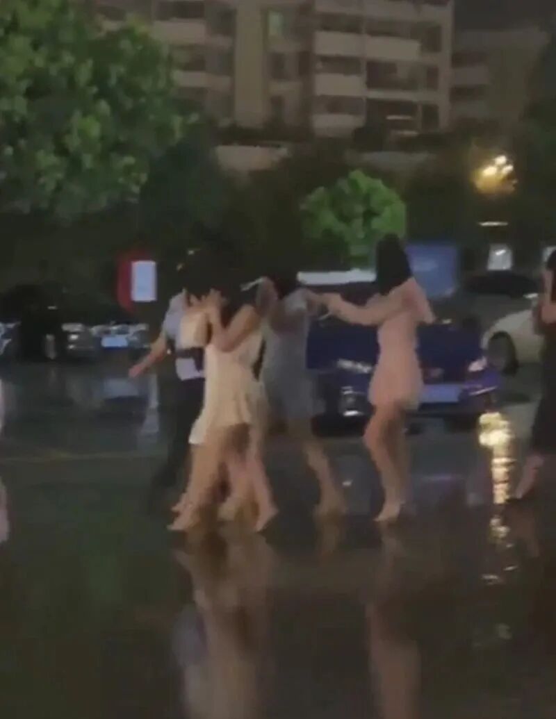 杭州深夜突袭夜场上演扫黄风暴3