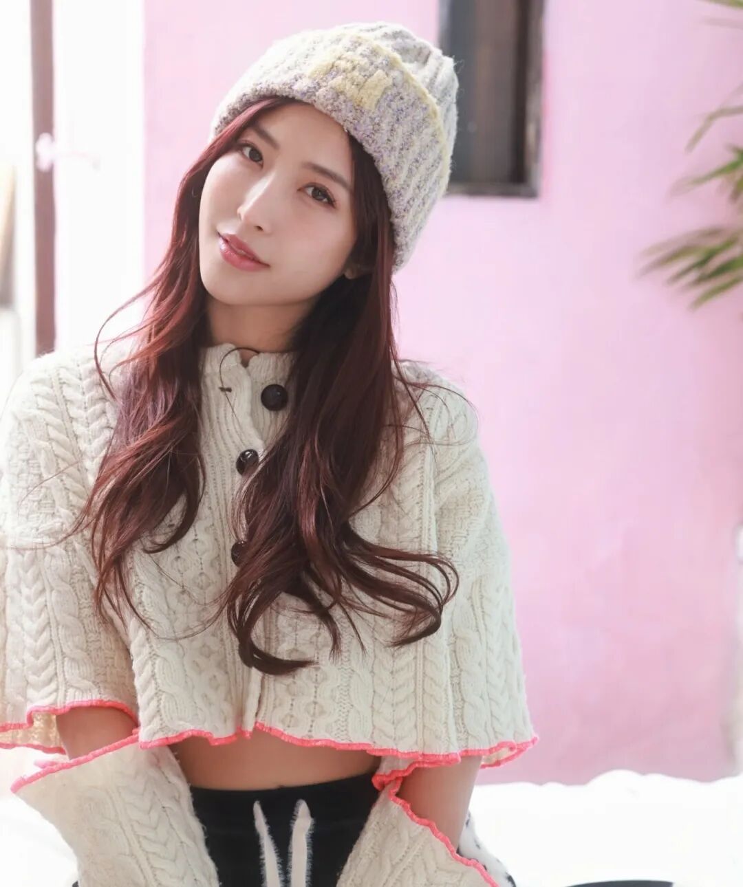 Photo shared by 水川スミレMomota emiri on December 22, 2025 tagging @masafumi7031. May be an image of one or more people, hair, hat, top, cardigan, polo neck, beret, knit and parka.